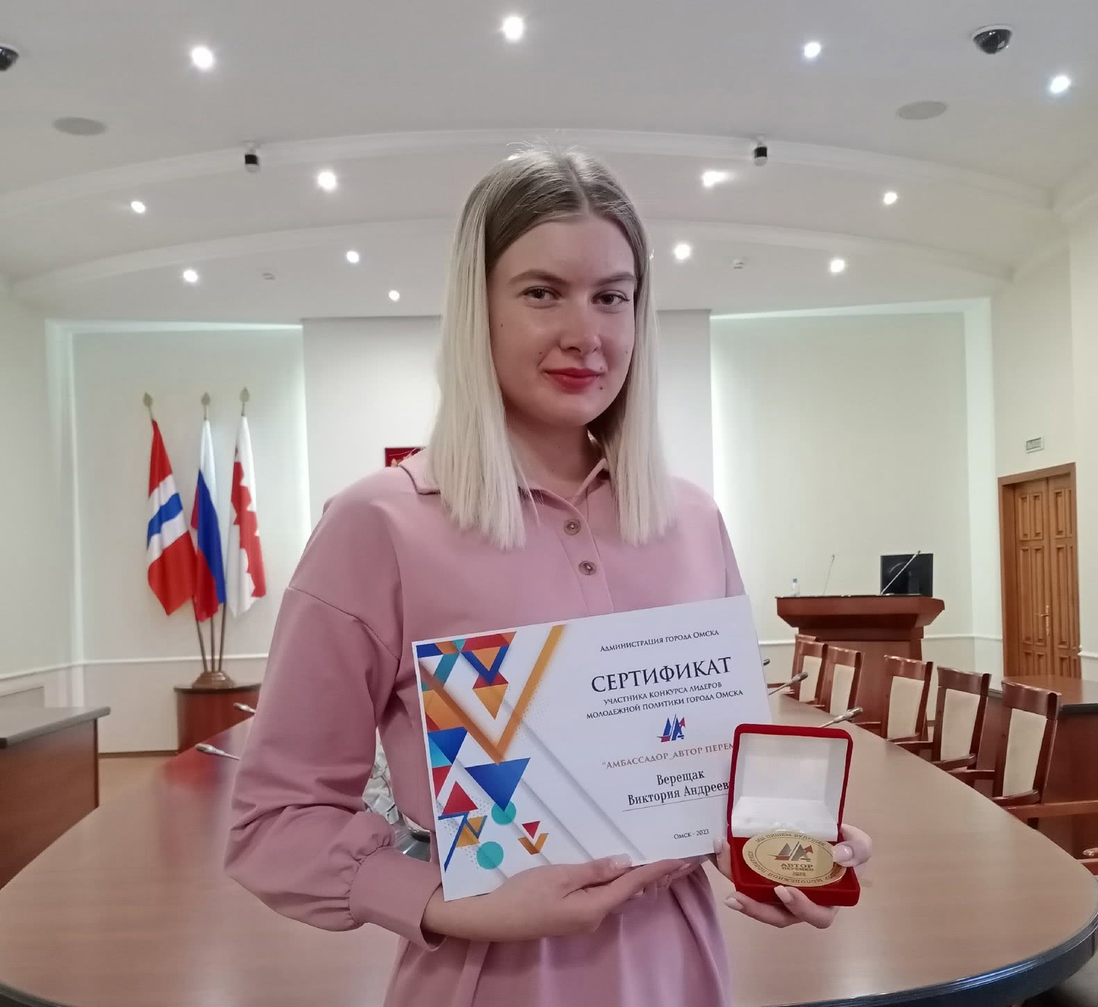 26 января торжественно наградили лидеров конкурса «Амбассадор_автор перемен», в котором принимали участие 52 человека, это лидеры молодежной среды в возрасте от 14 до 35 лет. 26 января торжественно наградили лидеров конкурса «Амбассадор_автор перемен», в котором принимали участие 52 человека, это лидеры молодежной среды в возрасте от 14 до 35 лет.